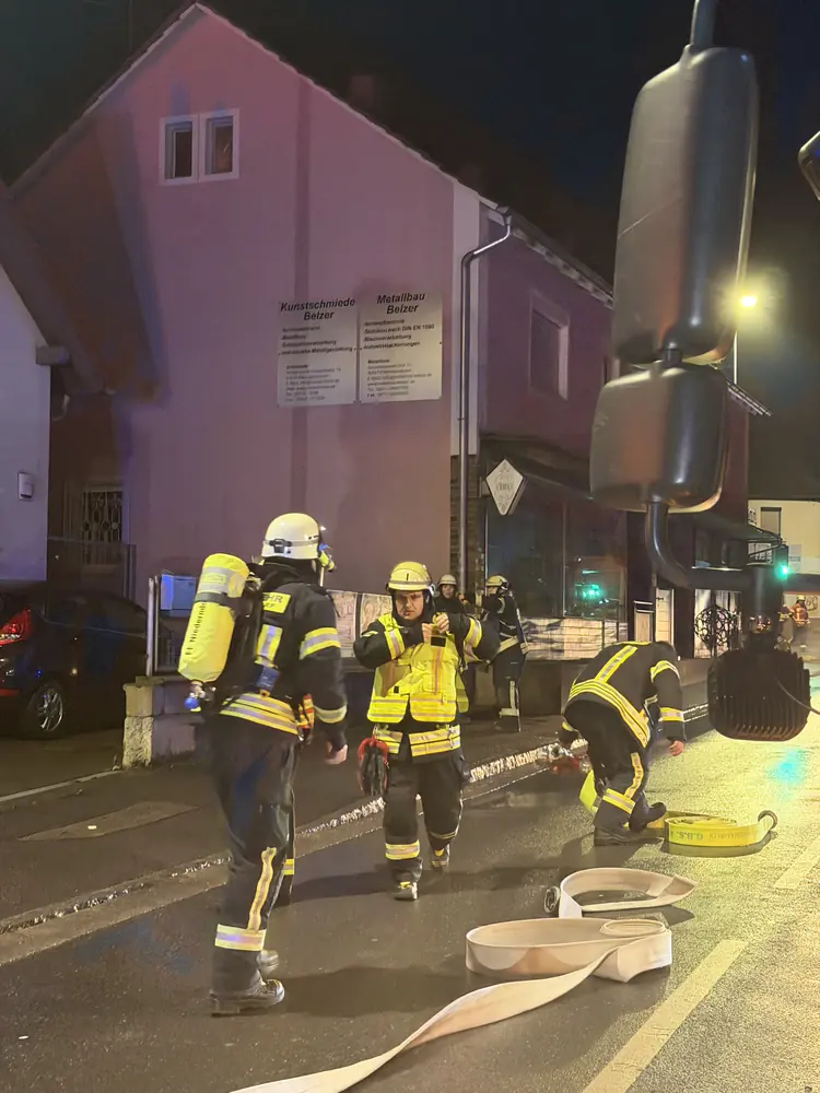 Feuerwehrkräfte bei einem nächtlichen Einsatz