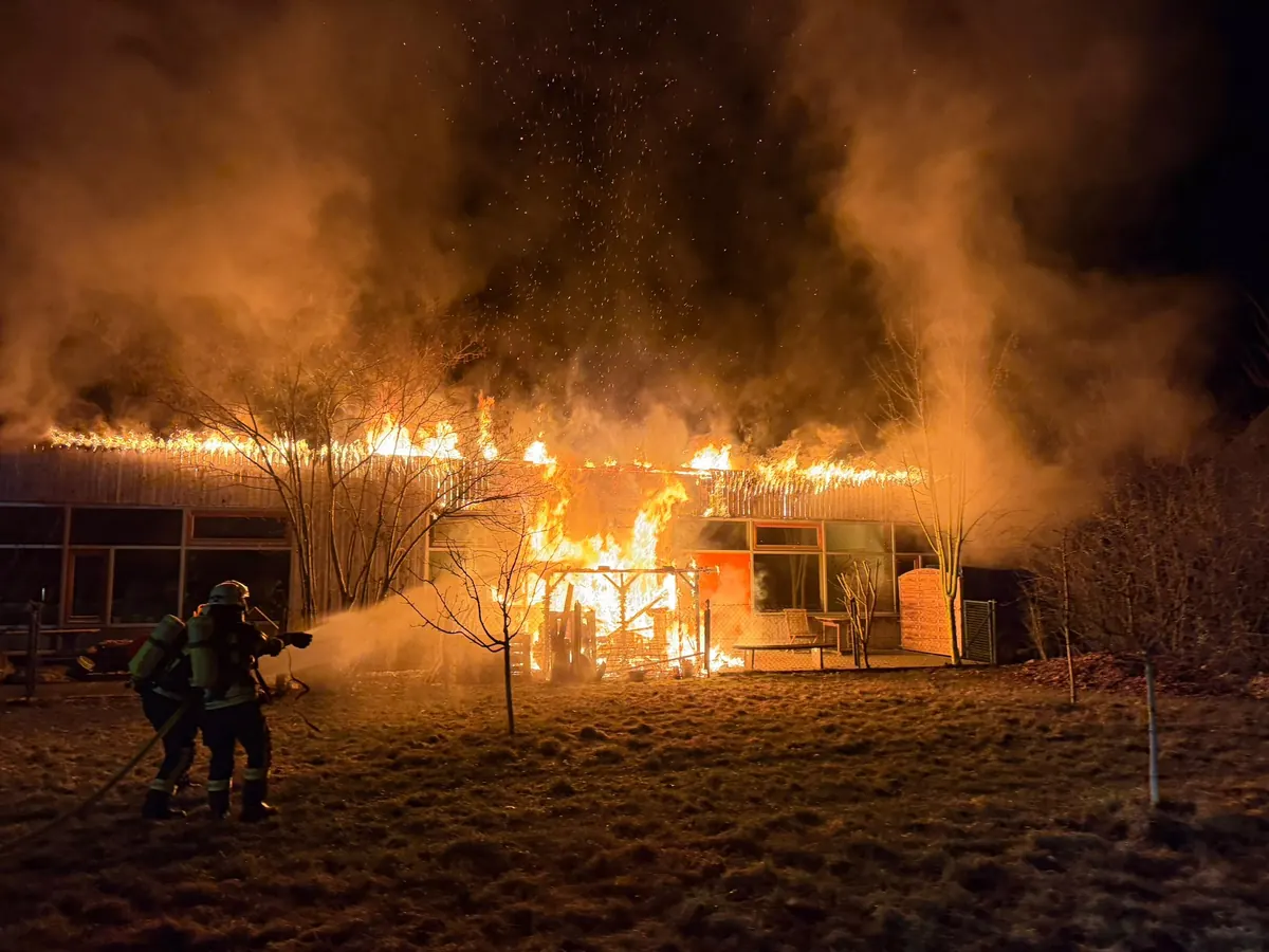 Feuerwehrkräfte bei der Brandbekämpfung eines Gebäudes
