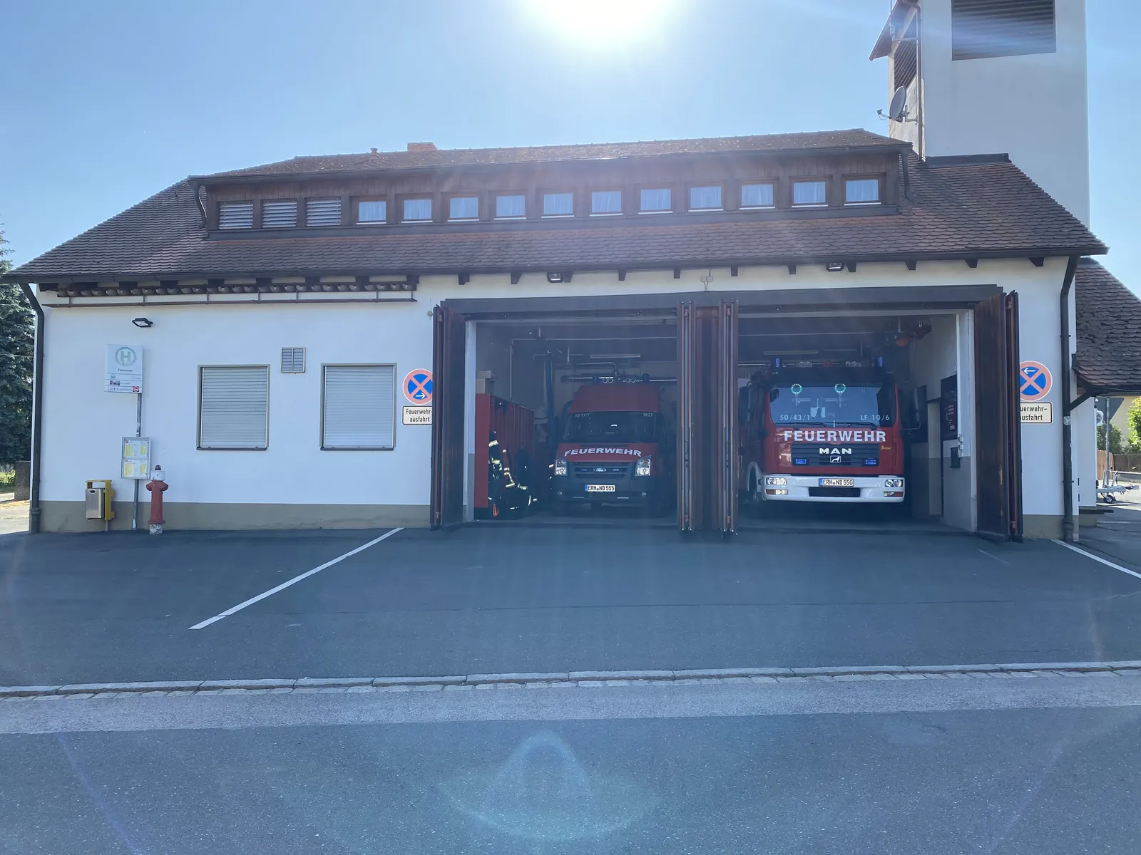 Feuerwehrhaus der Freiwilligen Feuerwehr Niederndorf mit geöffneten Fahrzeugtoren