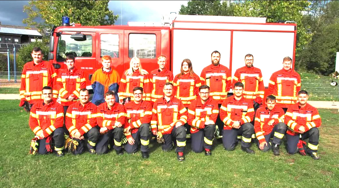 Mannschaft der Freiwilligen Feuerwehr Niederndorf vor einem Feuerwehrfahrzeug